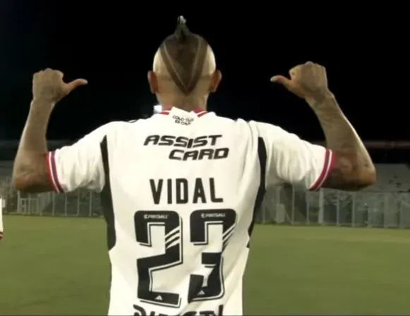 Arturo Vidal ya se puso la 23 de Colo Colo 2024.