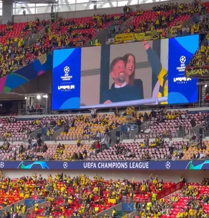 Telão mostra a imagem de Klopp no estádio. Foto: rede social X / Borussia.