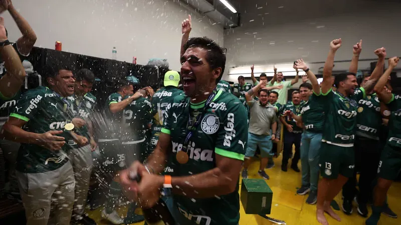 Abel Ferreira comemora e discursa para jogadores do Palmeiras no vestiário – Foto: Cesar Greco/Palmeiras/by Canon