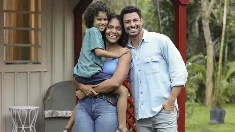 João (Matheus Assis), Aline (Bárbara Reis) e Caio (Cauã Reymond) – Foto: Reprodução/Globo