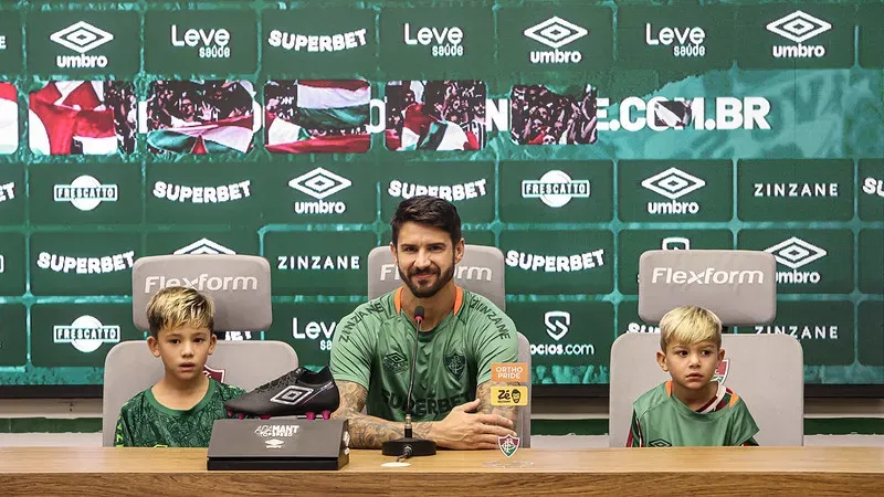 Everaldo durante a coletiva de apresentação. Foto: Marcelo Gonçalves/Fluminense FC
