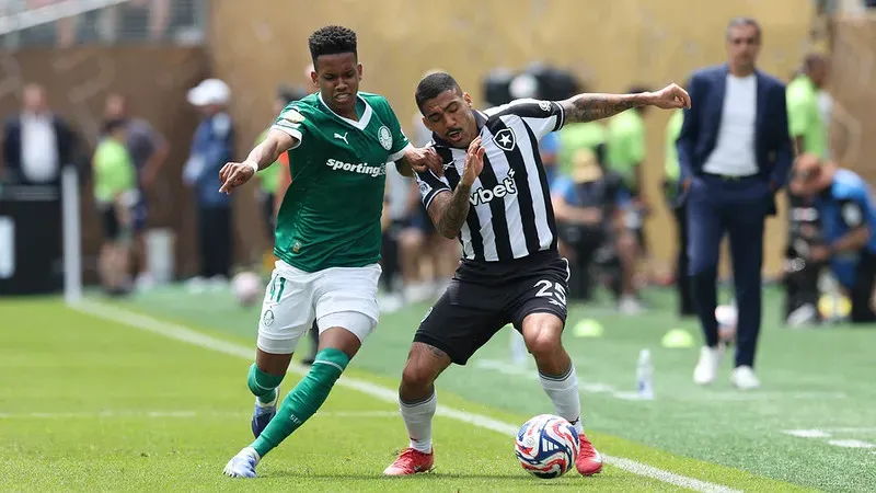 Estêvão em ação pelo Palmeiras na partida contra o Botafogo, pelas oitavas de final do Mundial de Clubes. Foto: Cesar Greco/Palmeiras