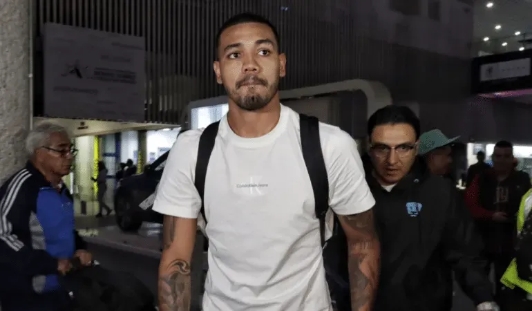 Héctor Martínez en su llegada a México para reforzar a Pumas: luego no pudo ser [Foto: Getty]