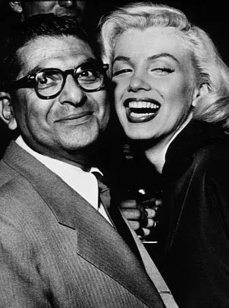Skolsky posa junto a Marilyn Monroe, de quien era amigo. Imagen: IMDb.