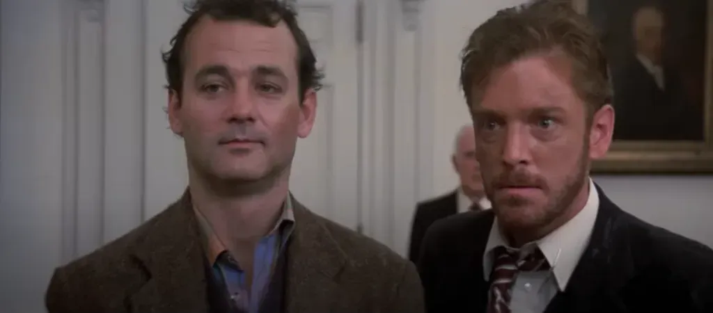 Peter Venkman (Bill Murray) y Walter Peck (William Atherton) discuten en la oficina del alcalde, en una de las escenas más cómicas de la cinta Cazafantasmas, de 1984. Imagen: @Ghostbusters.