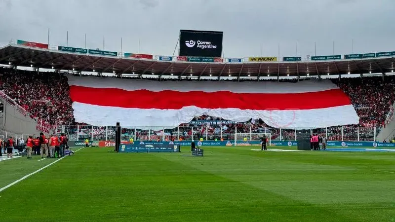 La gente de River desplegó el telón.