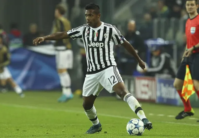 Alex Sandro em ação pela Juventus. (Photo by Marco Luzzani/Getty Images)