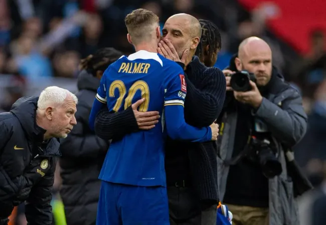 Pep Guardiola abraça Cole Palmer após City x Chelsea. Foto: IMAGO / Propaganda Photos.