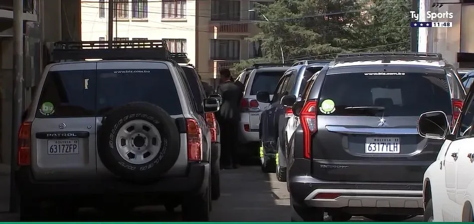 Las camionetas que trasladaron a la delegación de Boca al estadio.