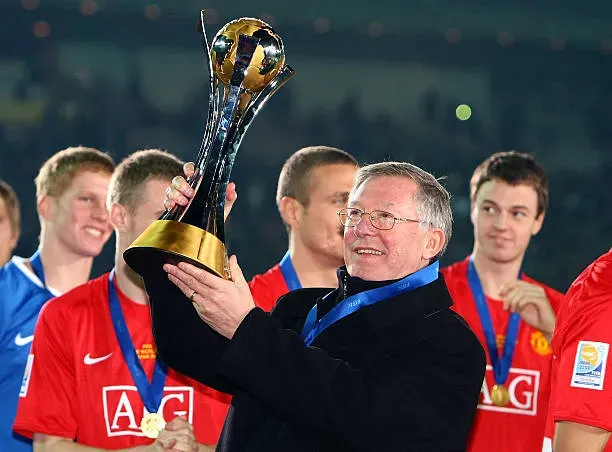 YOKOHAMA, JAPAN – DECEMBER 21:  Manchester United’s Coach Alex Ferguson celebrates after winning the FIFA Club World Cup Japan 2008 final match between Manchester United and Liga de Quito at the International Stadium Yokohama on December 21, 2008 in Yokohama, Kanagawa, Japan. Manchester United defeated Liga de Quito by 1-0.  (Photo by Junko Kimura/Getty Images)