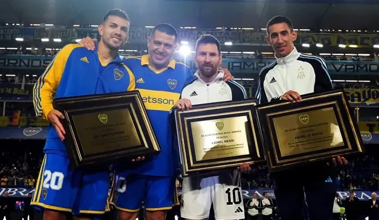 Di María junto a Paredes, Riquelme y Messi en La Bombonera. (Foto: RRSS Boca)