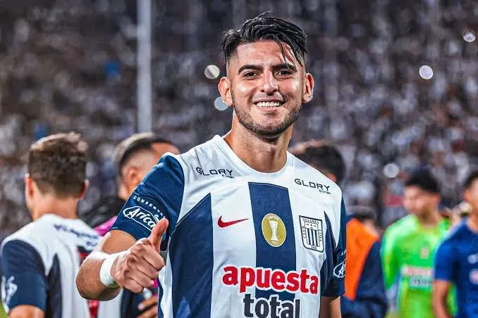 Carlos Zambrano posando con Alianza Lima. (Foto: Liga 1).