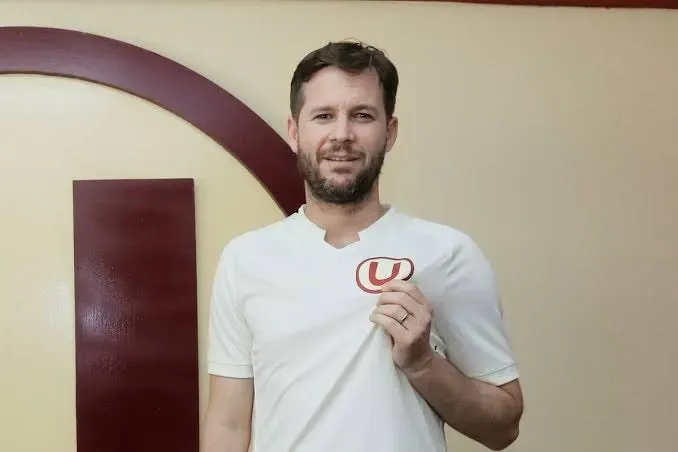 Manuel Barreto posando con la camiseta. (Foto: Prensa “U”).