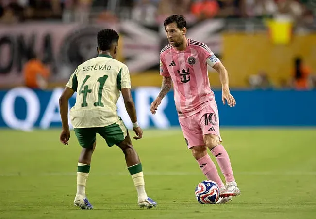 Estevao enfrentó a Messi, su gran ídolo, en un partido que terminó empatado 2 a 2.