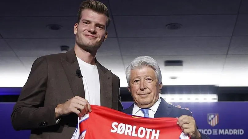 Alexander Sorloth junto a Enrique Cerezo, presidente del Atlético de Madrid.