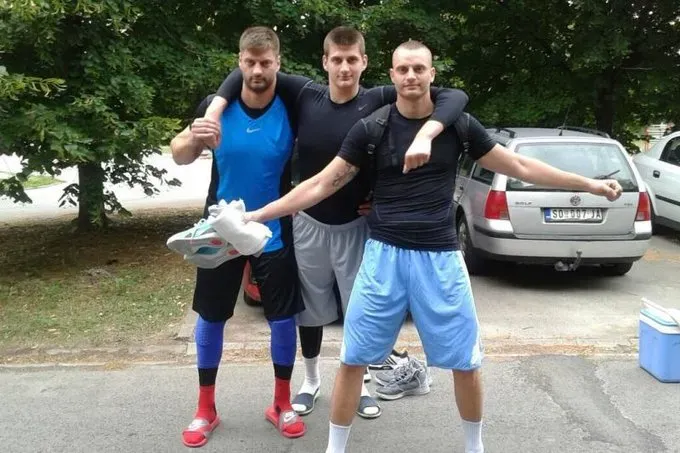 Nikola Jokic junto a sus 2 hermanos
