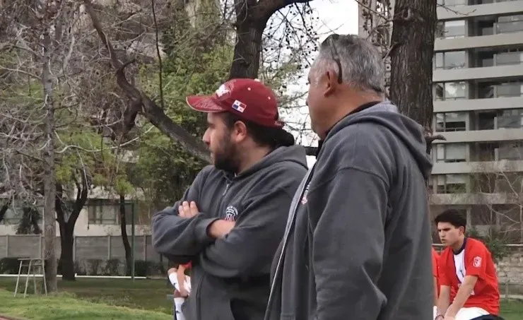Patricio Ancán es profesor de Educación Física en el Instituto Nacional, además de llevar adelante la rama de fútbol del emblemático establecimiento capitalino.