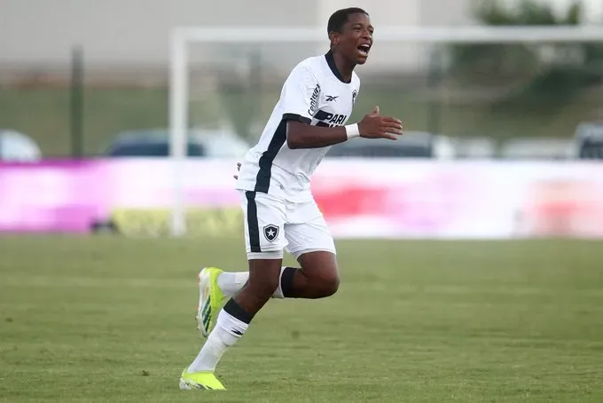 Foto: Reprodução/Vitor Silva/Botafogo – Yarlen atacante do Glorioso