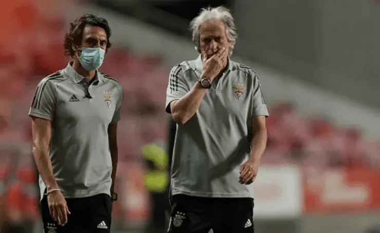 Gualter Fatia/Getty Images – Jorge Jesus conversa com João de Deus durante partida do Benfica