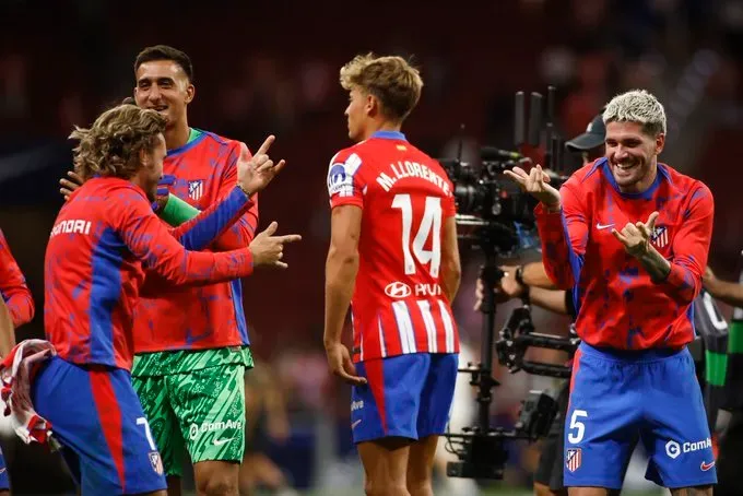 Griezmann y De Paul, copiando a Julián en el festejo del triunfo ante Valencia. (Foto: Twitter @Atletico)