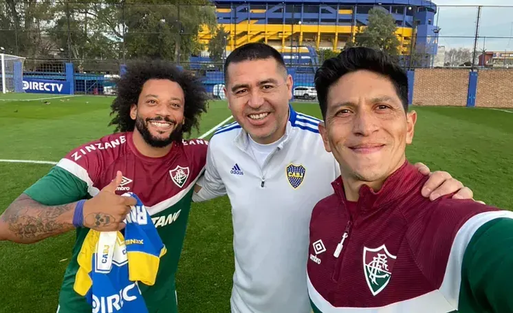 Riquelme posó junto a Marcelo y Cano con La Bombonera de fondo. (Instagram)