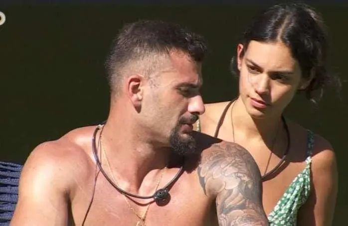 Alane e Nizam na piscina do BBB 24 – Foto: Reprodução/TV Globo