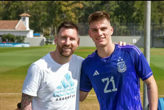 Kevin Zenón junto a Lionel Messi durante un entrenamiento de la Selección Argentina Sub 23