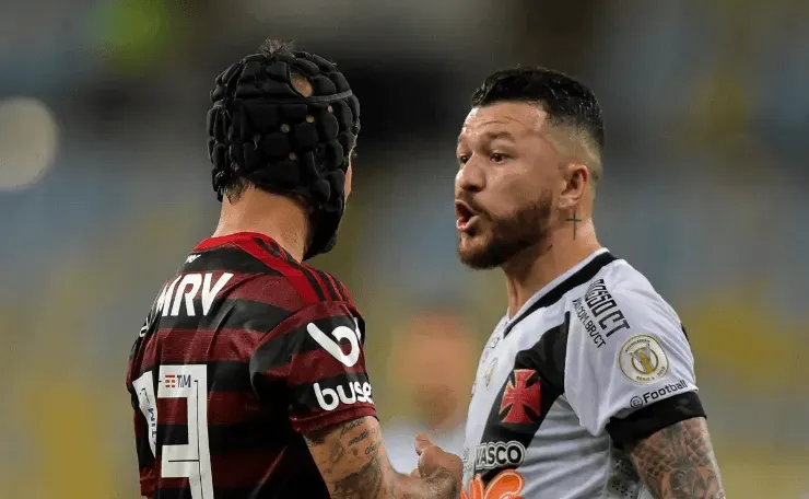 Rossi &#039;&#039;peitando&#039;&#039; Rafinha em clássico contra o Flamengo (Foto: Thiago Ribeiro/AGIF)