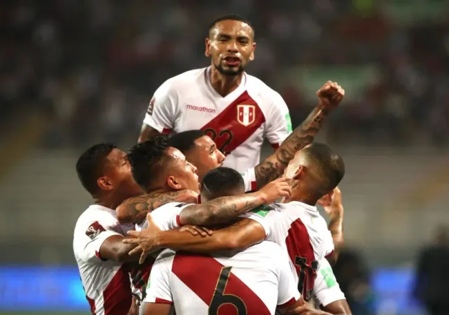 Alexander Callens celebrando un gol en Perú. (Foto: FPF).