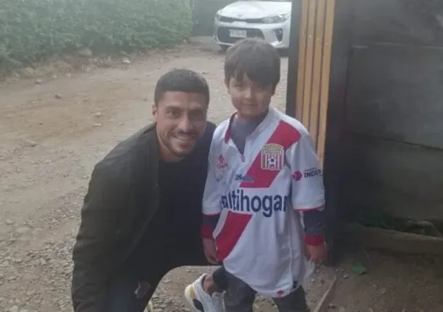 Fernando Godoy en su despedida de Curicó le regaló su camiseta a jóven hincha que lloró su partida del club (VLN).