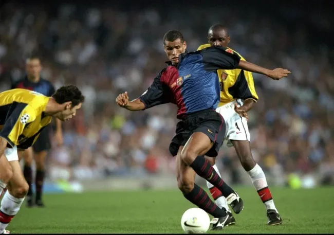 Rivaldo em ação contra o Arsenal. Mandatory Credit: Shaun Botterill /Allsport