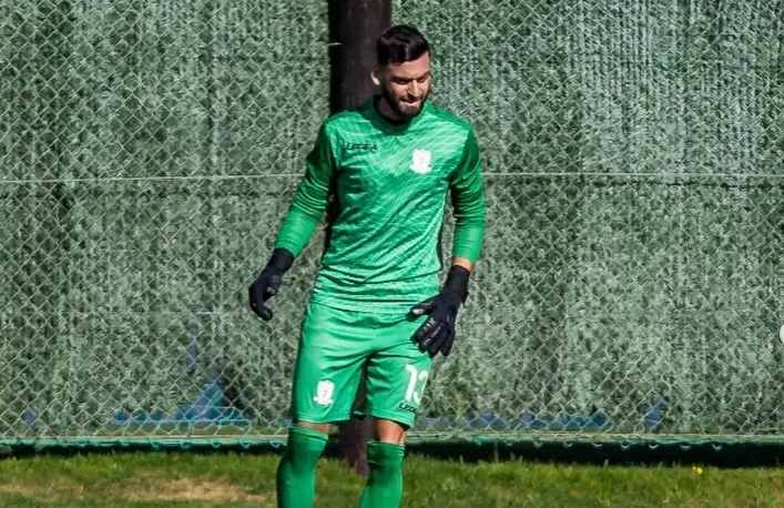 Zappacosta ataja en el la liga de Gibraltar. (Instagram)