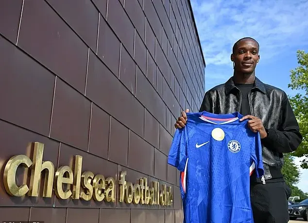 Chelsea presentó a Emanuel Emegha en Cobham y será nuevo futbolista del club en 2026. (@ChelseaFC)