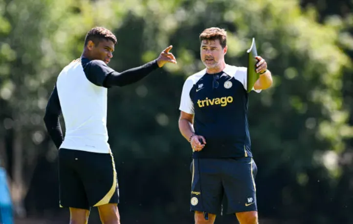 Thiago Silva y Mauricio Pochettino esperan por Paulo Dybala. Getty Images.