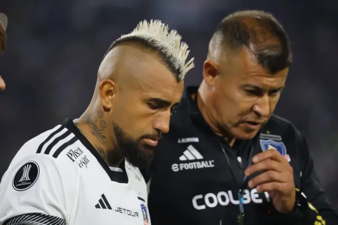 Almirón le cantó clarita la situación a Vidal. (Marcelo Hernandez/Photosport).
