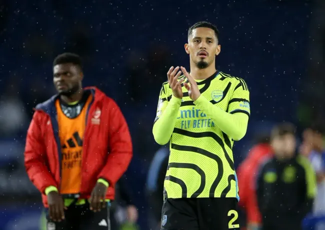 Saliba é alvo merengue. (Photo by Steve Bardens/Getty Images)