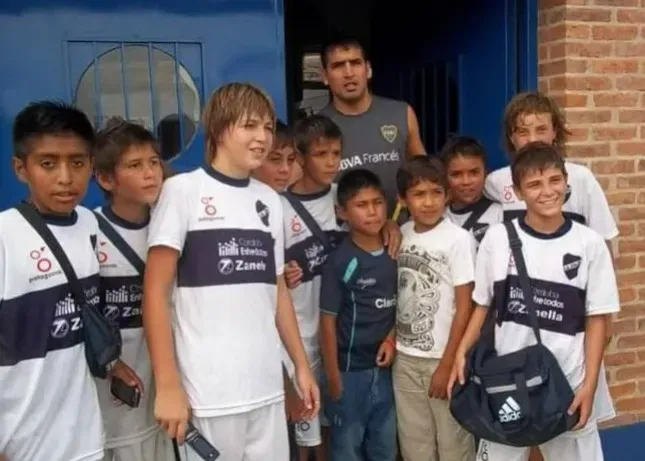 Julián Álvarez (derecha) en el el selectivo del Deportivo Atalaya en 2011. Jugó en Casa Amarilla y se sacó una foto con Lucas Viatri.