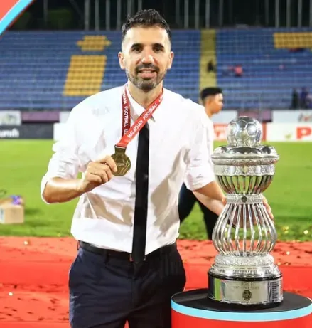 Echeverría fue campeón como DT en Malasia. (Instagram)