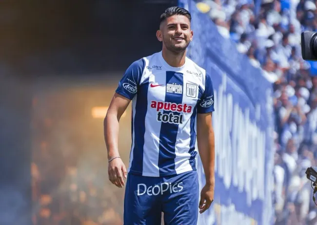La presentación de Carlos Zambrano en Alianza Lima. (Foto: Alianza Lima).
