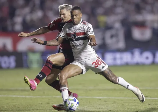 Guillermo Varela of Flamengo and Caio Paulista of Sao Paulo . (Photo by Alexandre Schneider/Getty Images)