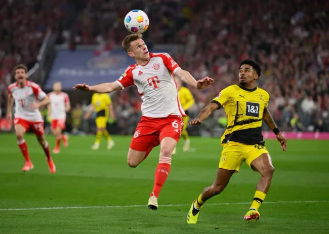 Joshua Kimmich em duelo pelo Bayern contra o Borussia Dortmund. (Photo by Matthias Hangst/Getty Images)