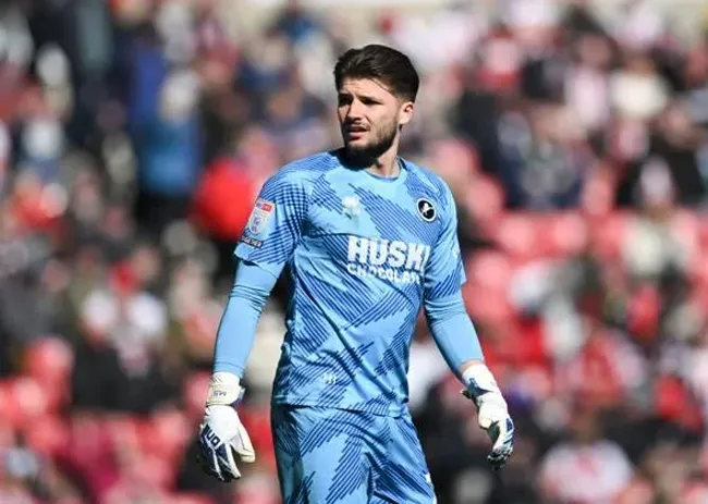 Matija Sarkic en su último paso como profesional, con la camiseta del Milwall.