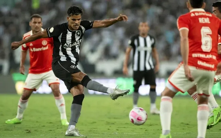 Jorge Rodrigues/AGIF – Danilo Barbosa atuando com a camisa do Botafogo