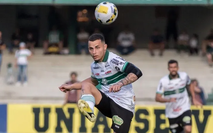 Robson Mafra/AGIF – Bruno Gomes atuando com a camisa do Coritiba
