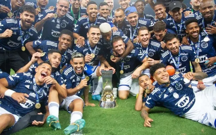 Fernando Moreno/AGIF -Jogadores do Cruzeiro comemoram título de campeão durante cerimônia de premiação após vitoria contra o CSA