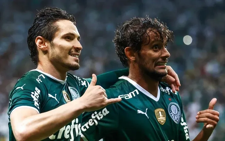 Marcello Zambrana/AGIF – Raphael Veiga e Gustavo Scarpa comemorando gol pelo Palmeiras