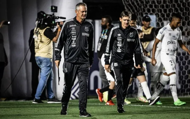 Raul Baretta/AGIF – Lisca comandando o Santos pelo Brasileirão 2022