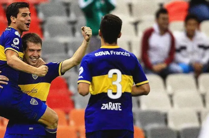 Dalla Costa abraza a Riaño en un Superclásico disputado en México. (Instagram)