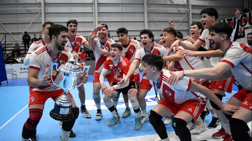 El festejo de los chicos del Vóley de River tras el campeonato. (Foto: Prensa River).