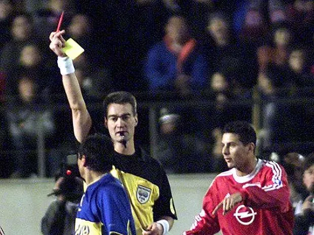 El momento de la expulsión del “Chelo” Delgado ante Bayern Múnich. (Foto web)
